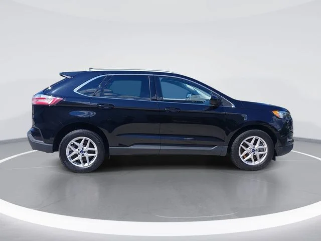 Used 2022 Black Ford SEL image 6