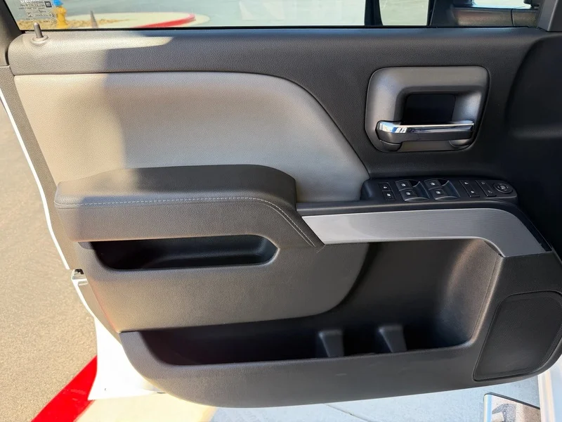 Used 2017 SUMMIT WHITE Chevrolet LT image 17