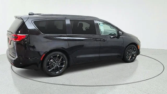 New 2027 Diamond Black Crystal Pearl-Coat Paint Chrysler Limited image 12
