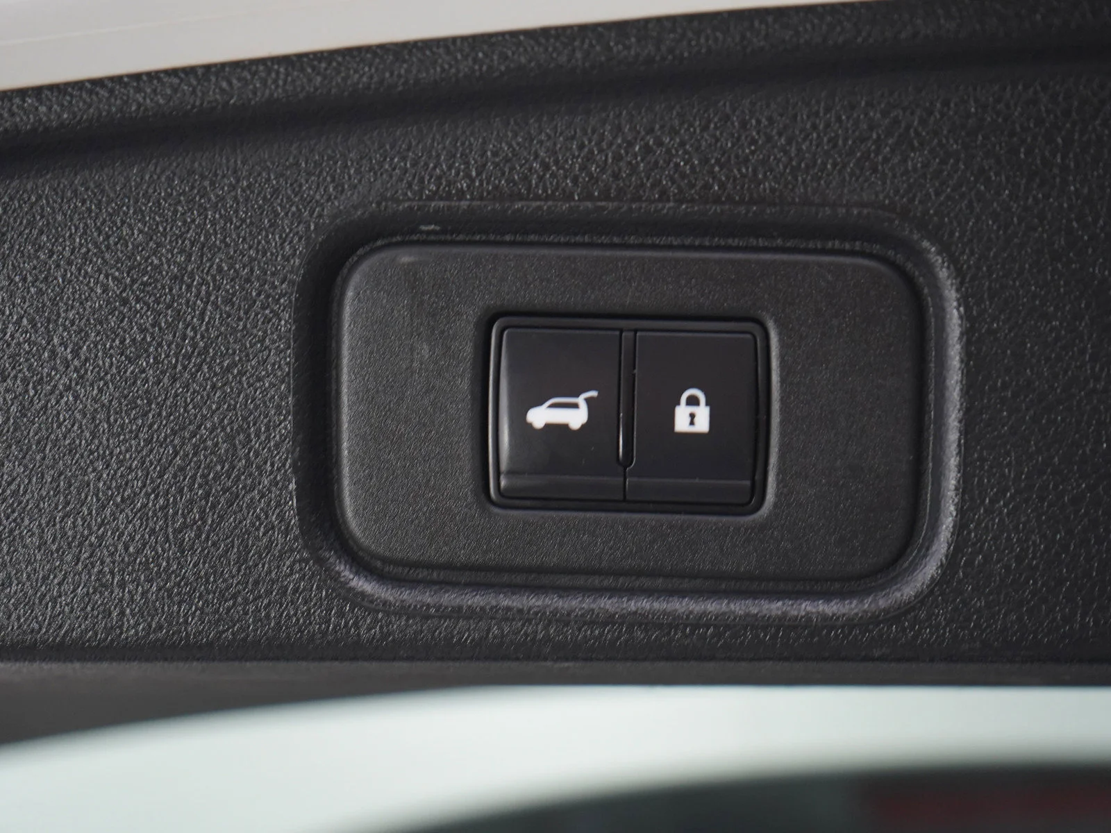 Used 2023 Pearl White Tricoat Nissan SL image 18