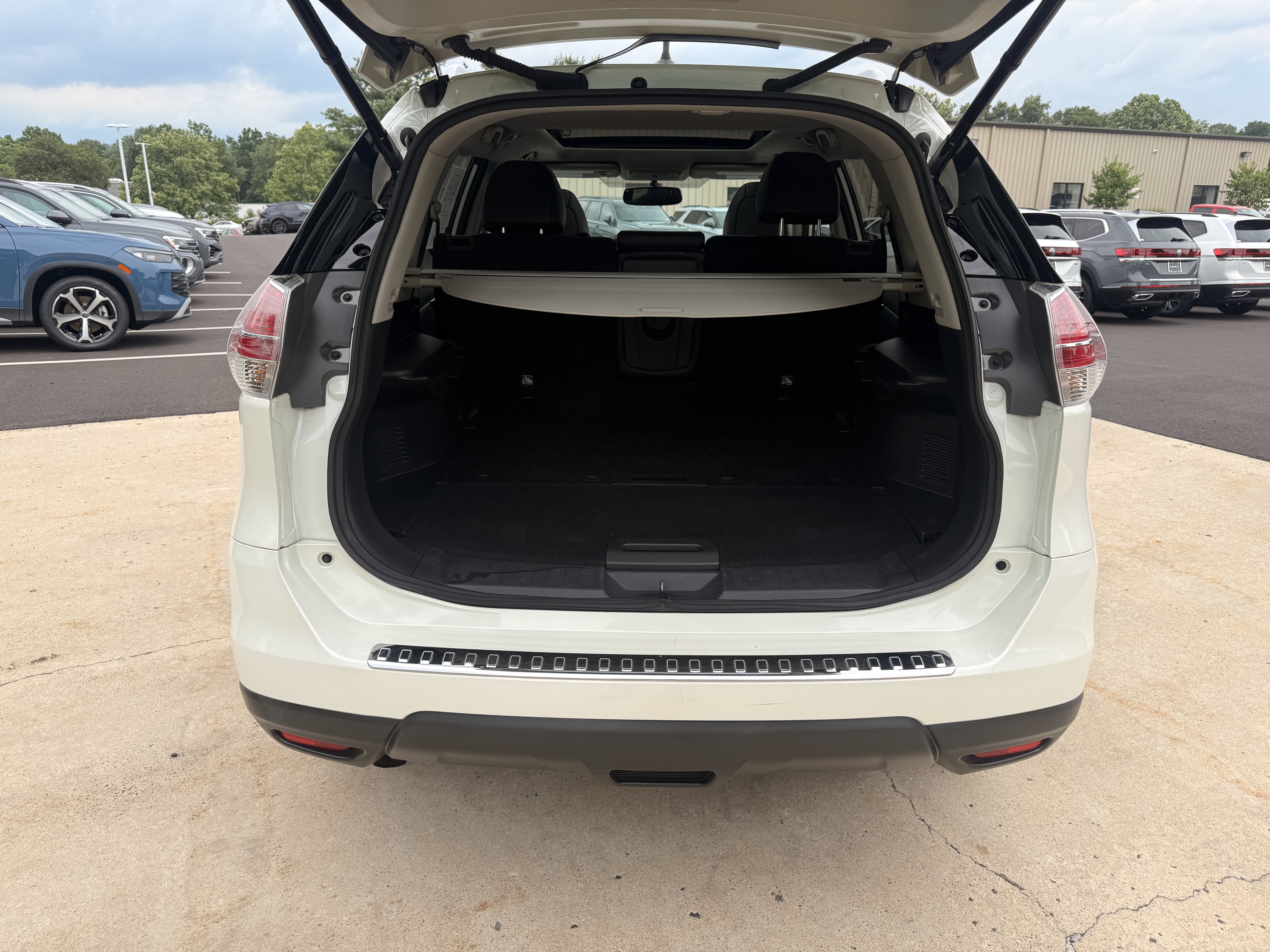 Used 2016 Pearl White Nissan SL image 16