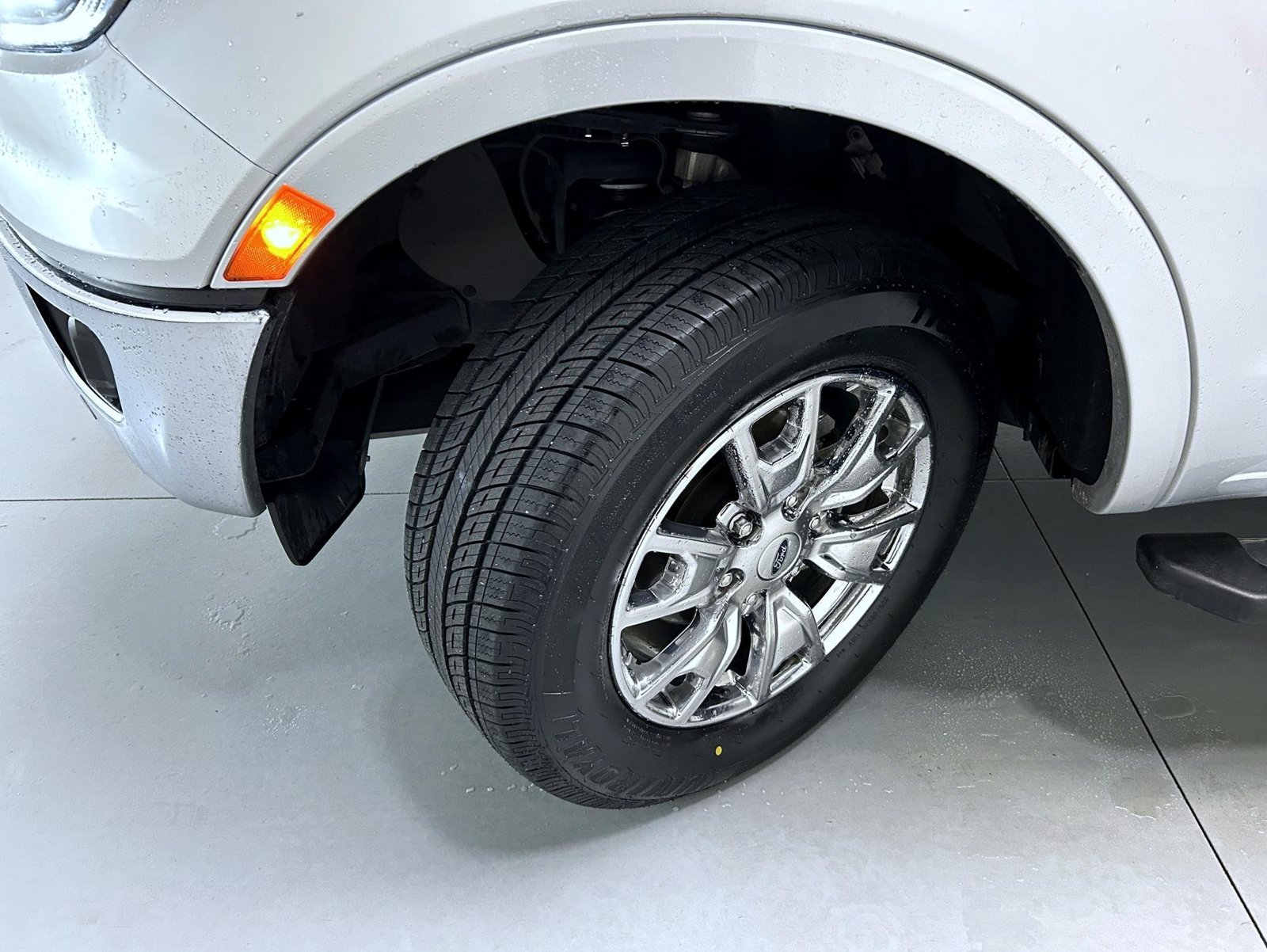 Used 2019 Silver Ford Lariat image 23