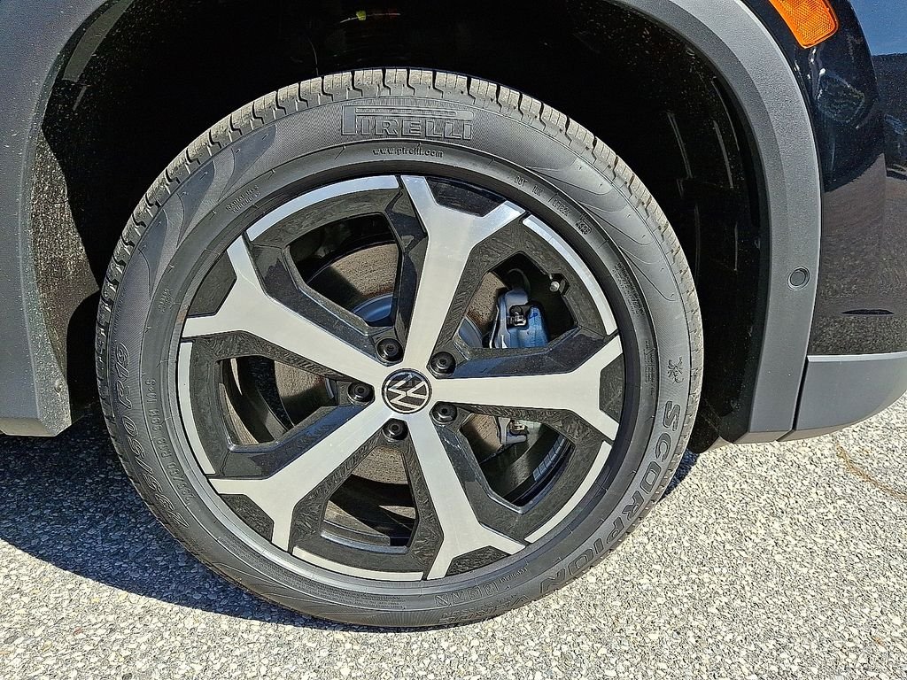 New 2026 Black Volkswagen 2.0T SE image 5