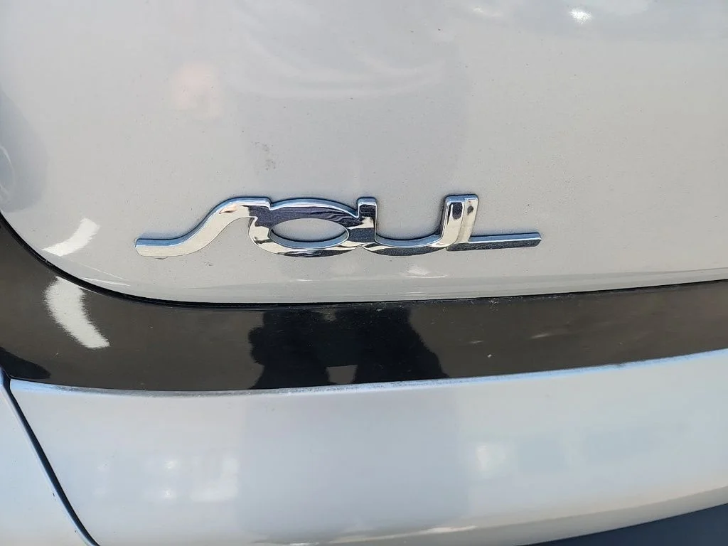 Used 2014 Silver Kia Base image 11