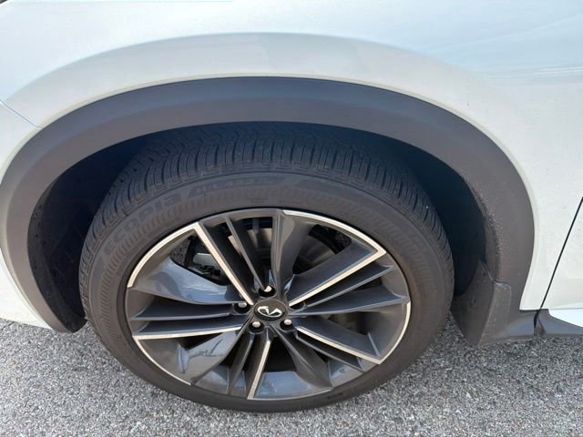Used 2025 White INFINITI SPORT image 9