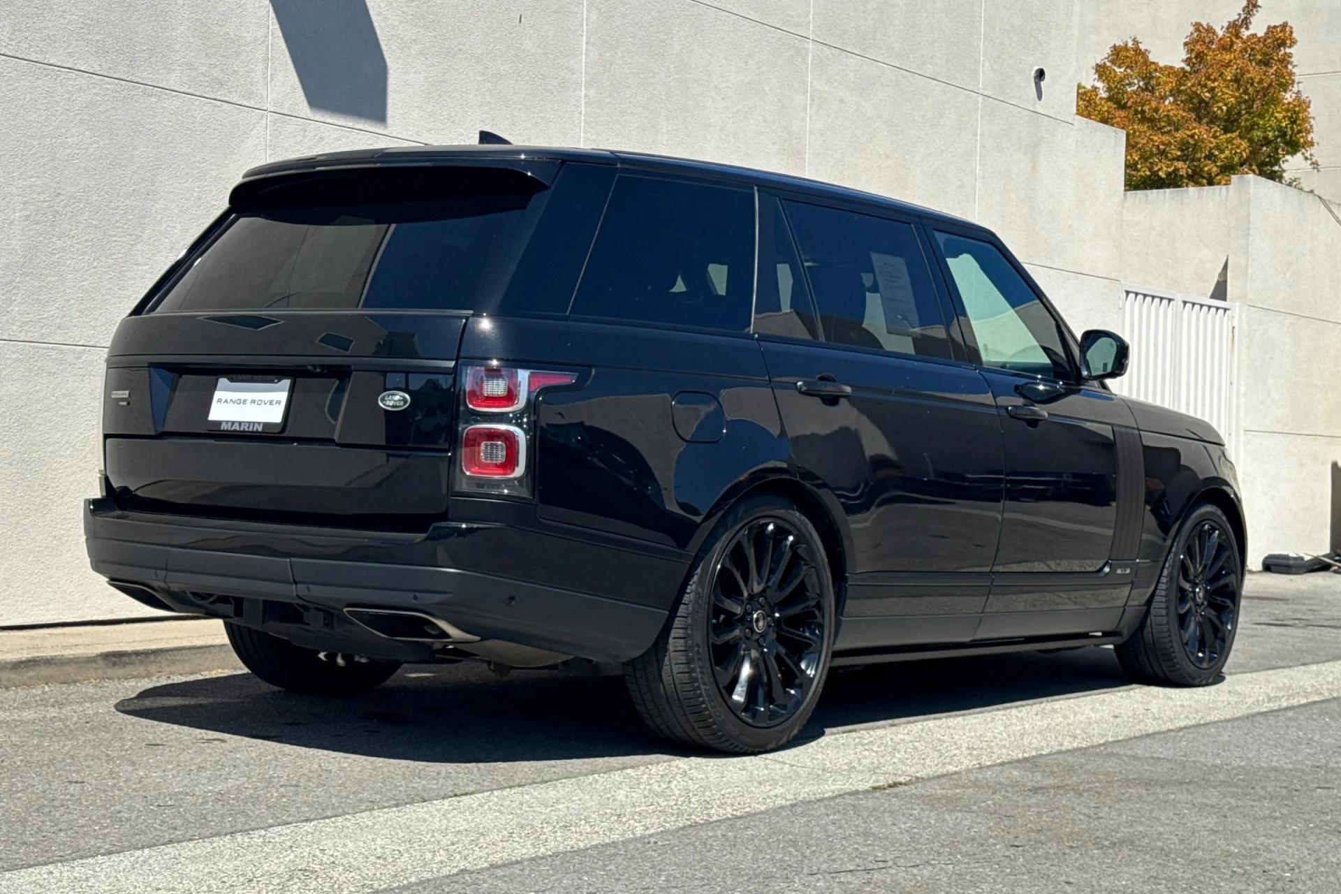 Used 2022 Black Land Rover Autobiography image 2