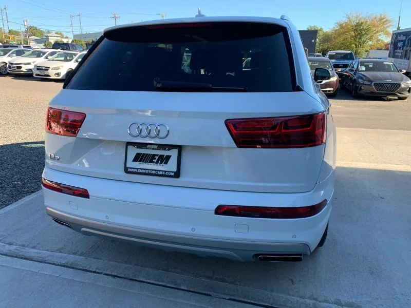 Used 2019 White Audi 55 TFSI Premium Plus Sport Utility 4D image 13