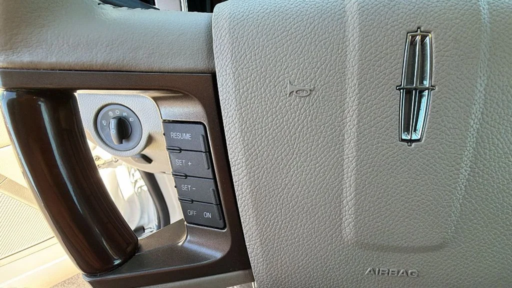 Used 2014 White Platinum Clearcoat Metallic Lincoln Base image 19