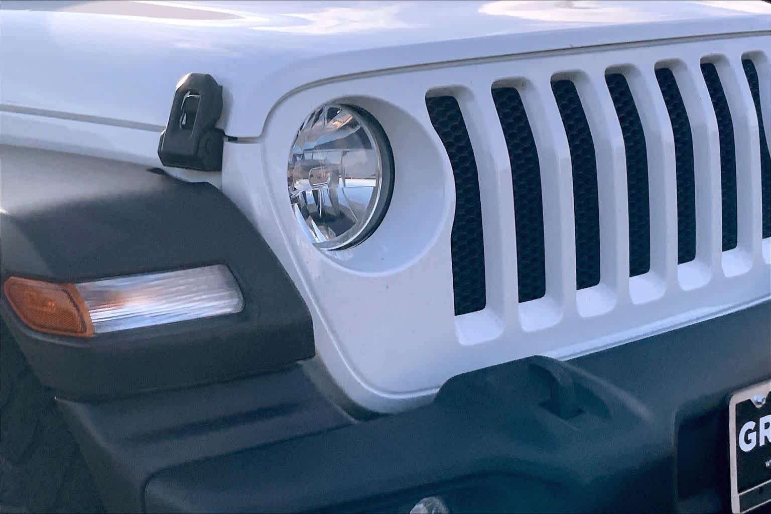 Used 2019 Bright White Clearcoat Jeep Sport S image 28