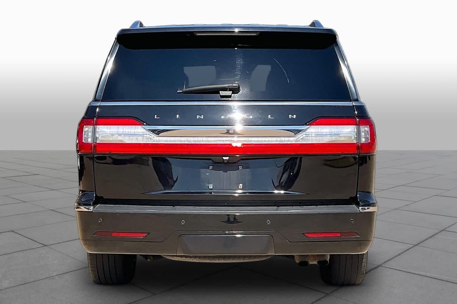 Used 2019 Infinite Black Metallic Lincoln Select image 4