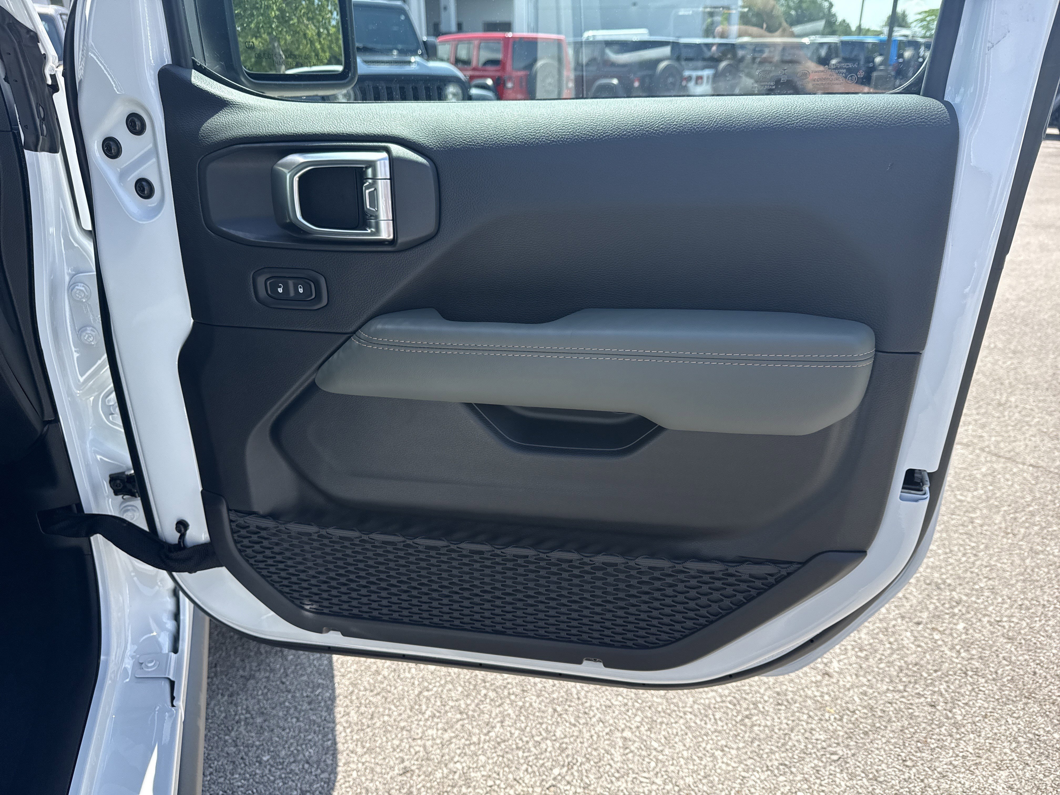 New 2026 Bright White Clear-Coat Exterior Paint Jeep Mojave X image 15