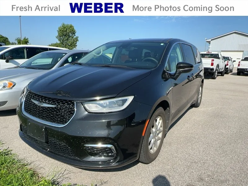 2023 Chrysler Pacifica Touring L's photo