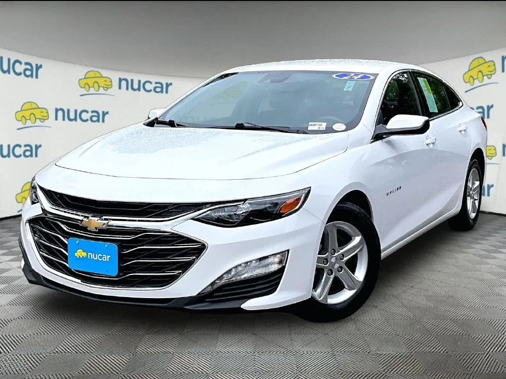 Used 2024 Summit White Chevrolet LT image 3