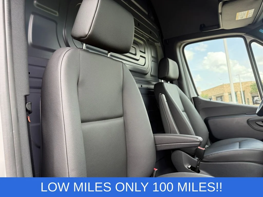 Used 2025  Mercedes-Benz Cargo 170 WB image 25