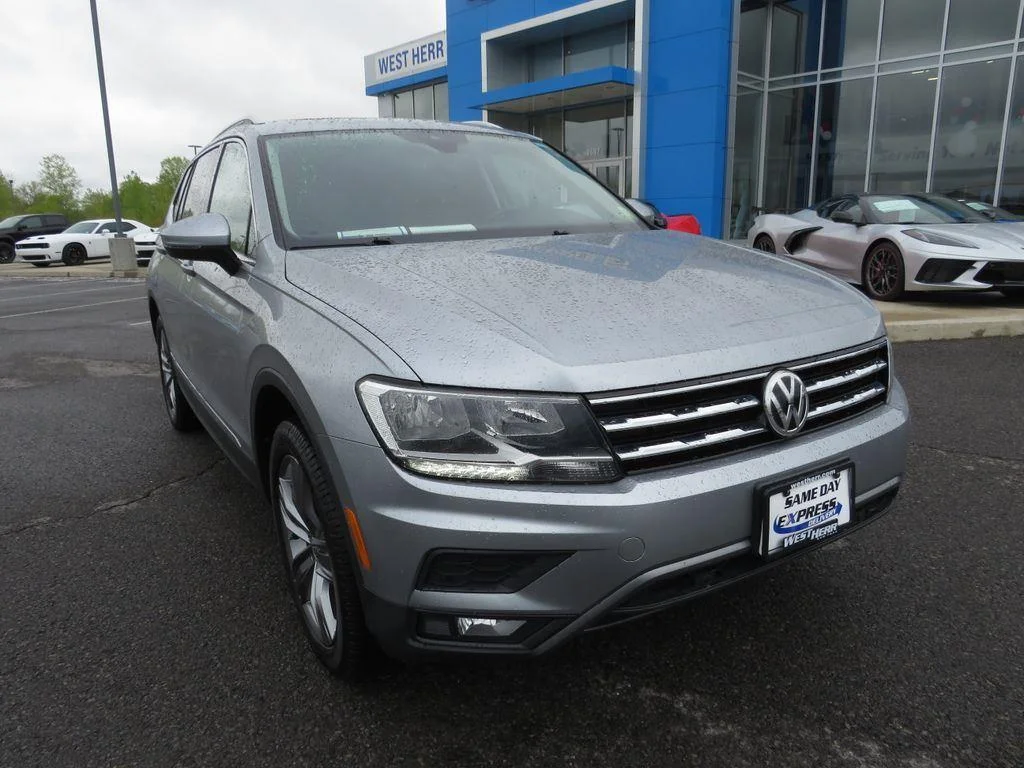 Used 2020 Silver Metallic Volkswagen 2.0T SEL image 4