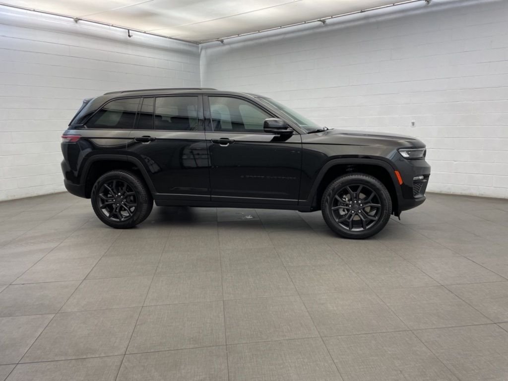 New 2025 Diamond Black Crystal Pearl-Coat Exterior Paint Jeep Limited image 2