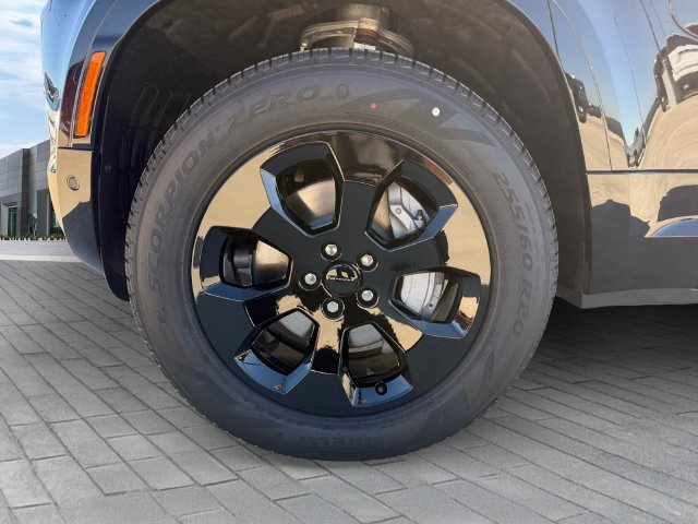 New 2026 Santorini Black Land Rover X-Dynamic SE image 9