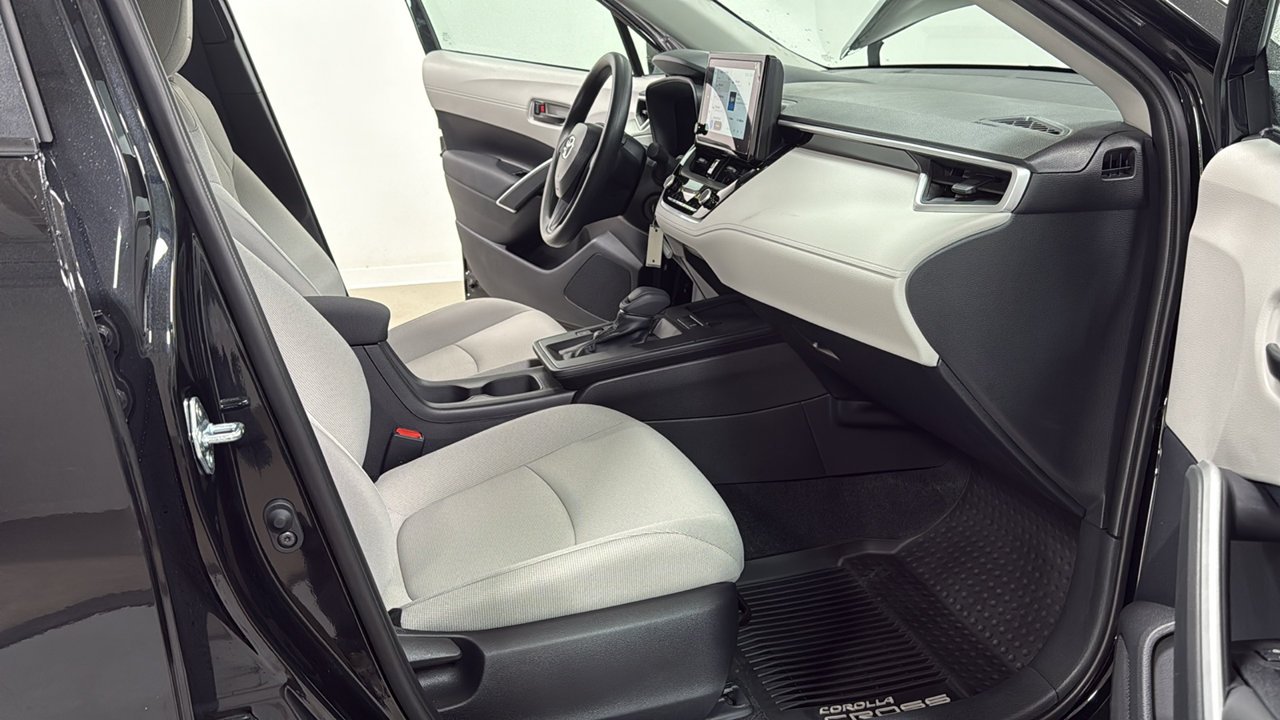 2026 Toyota Corolla Cross L - Photo 18