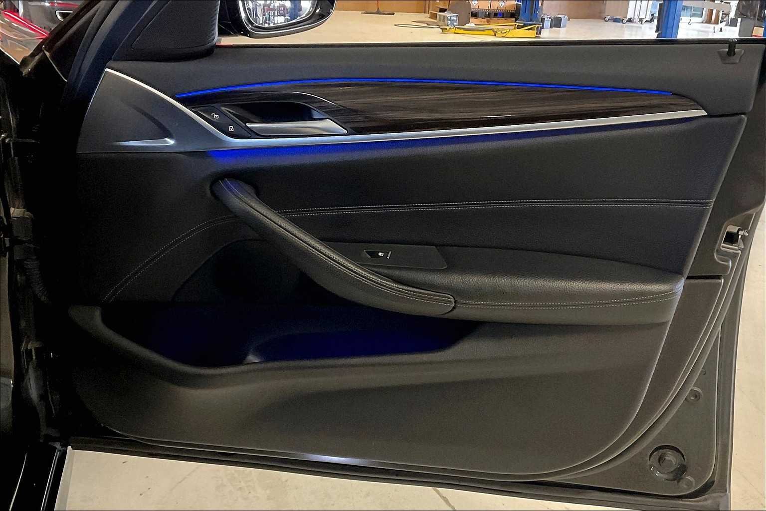 Used 2019 Black Sapphire Metallic BMW 530e iPerformance image 21