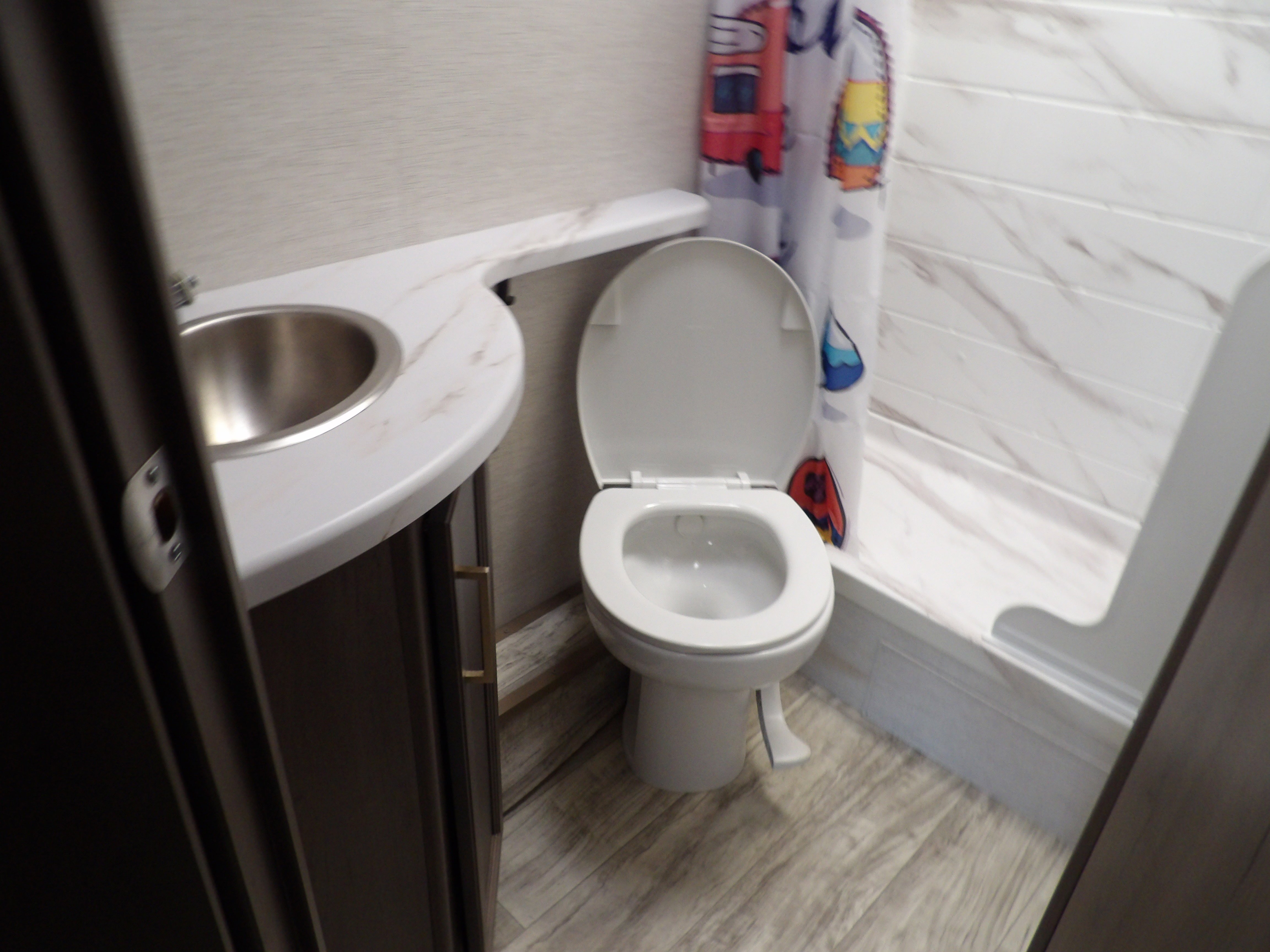 Used 2024 Summit White Thor M22B image 12