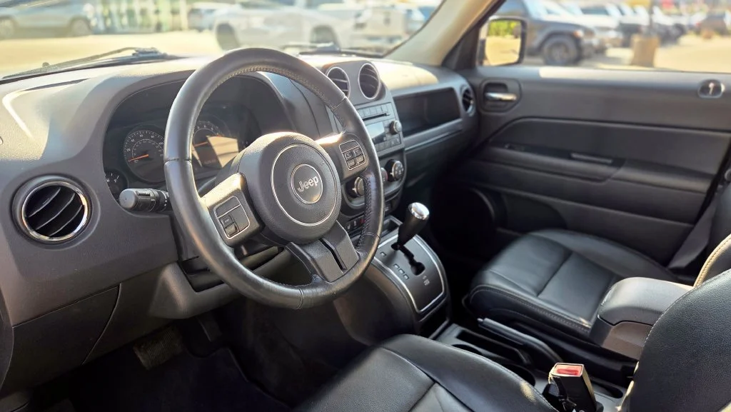 Used 2016 Silver Jeep Latitude image 13
