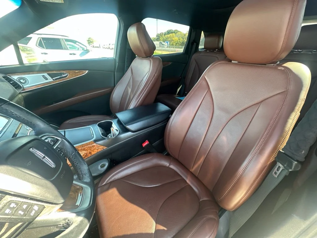Used 2020 White Lincoln Reserve image 4