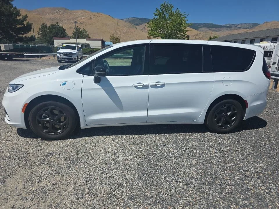 Used 2023 White Chrysler Limited image 7
