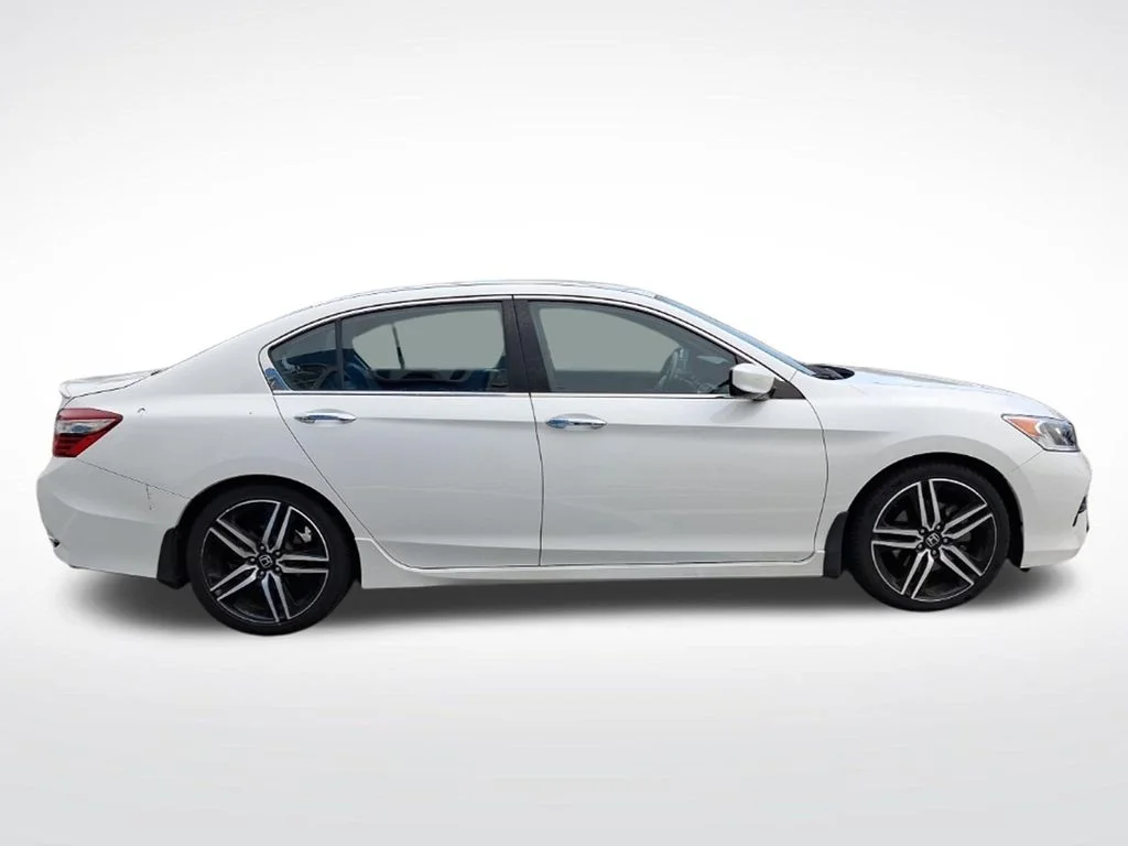 Used 2016  Honda Sport image 4