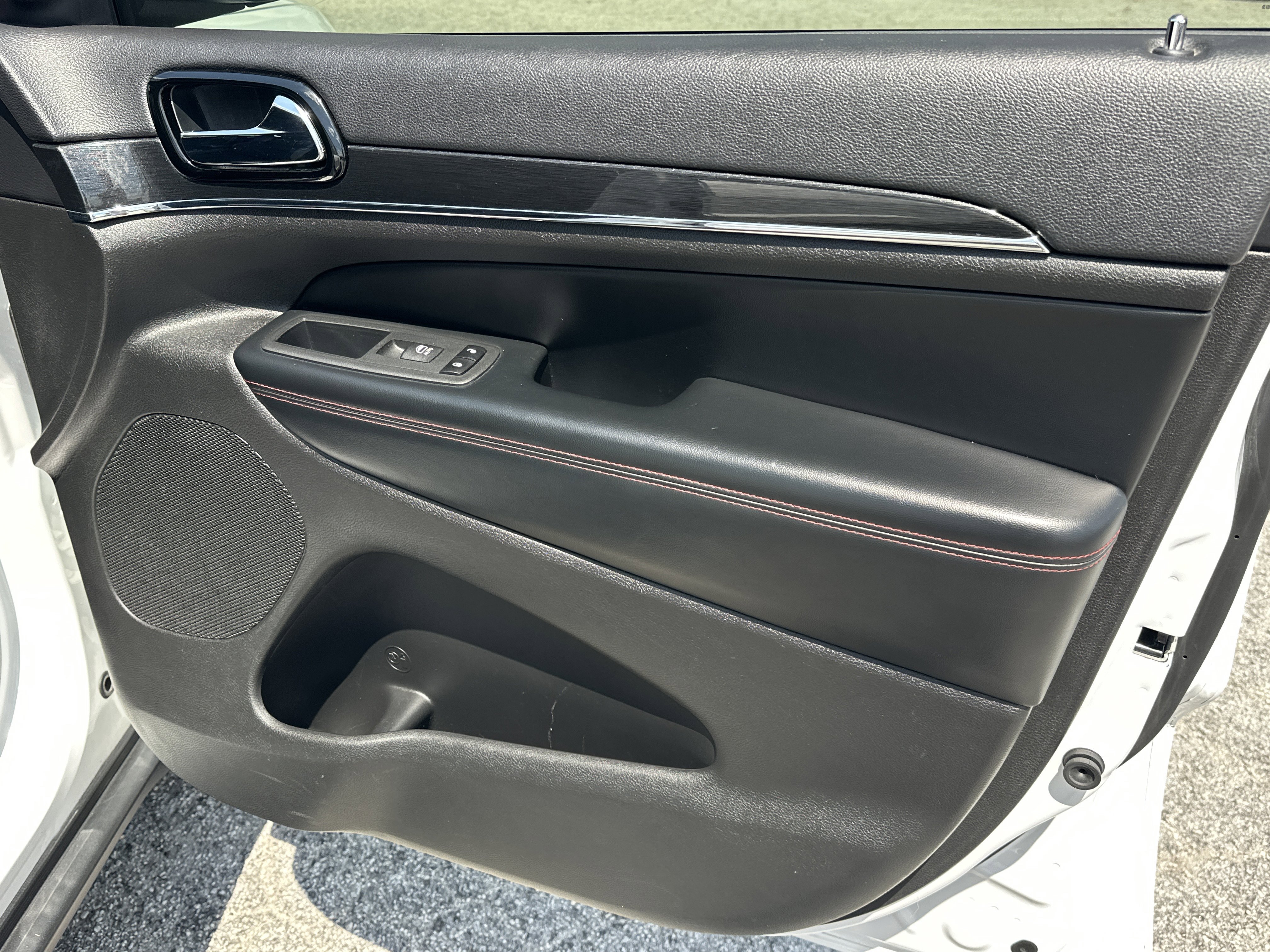 Used 2020 Bright White Clearcoat Jeep Trailhawk image 15