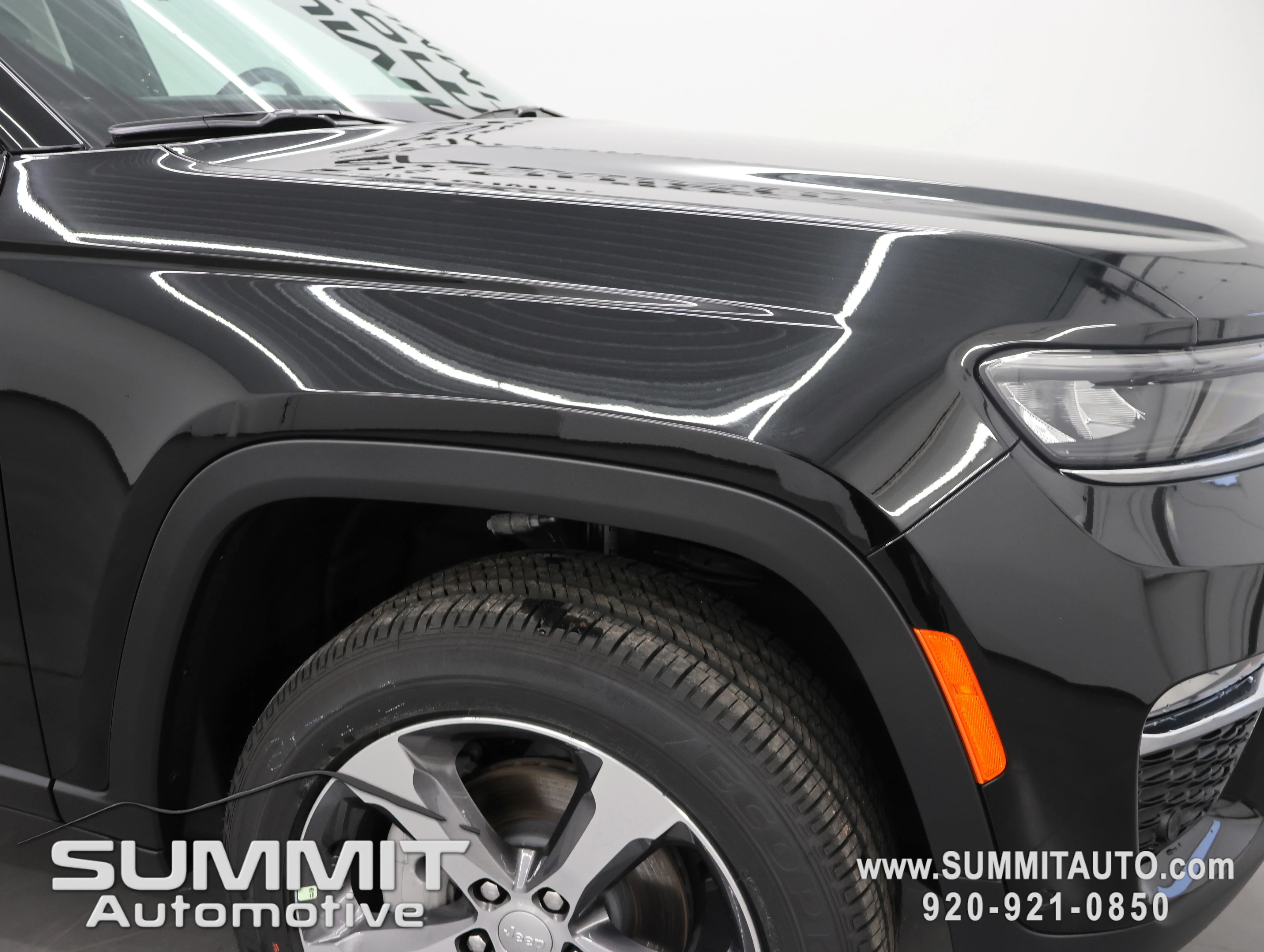 New 2025 Diamond Black Crystal Pearl-Coat Exterior Paint Jeep Limited image 27