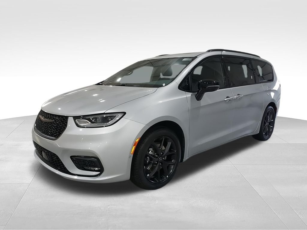New 2026 Silver Mist Clear-Coat Exterior Paint Chrysler Limited image 4