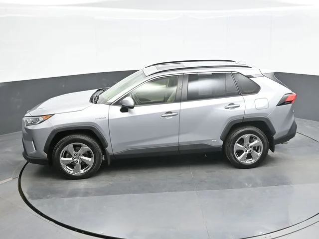 Used 2021 Silver Toyota XLE Premium image 12