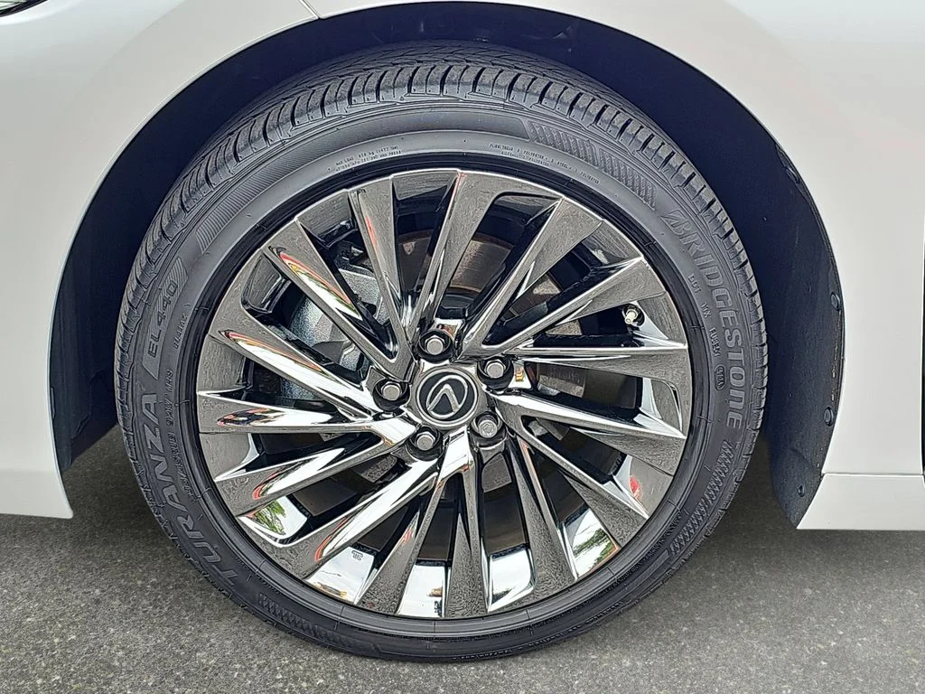 Used 2025 White Lexus 300h Luxury image 32