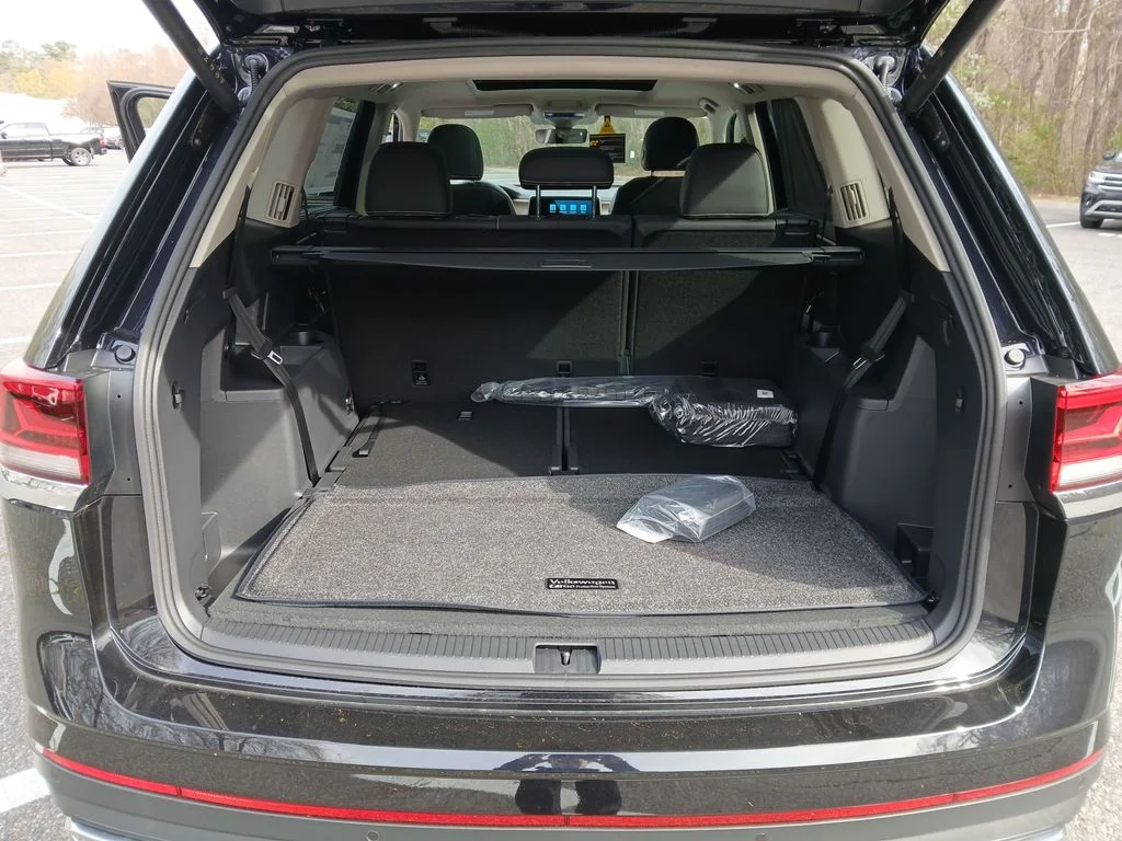New 2026 Black Volkswagen 2.0T SE w/Technology image 22