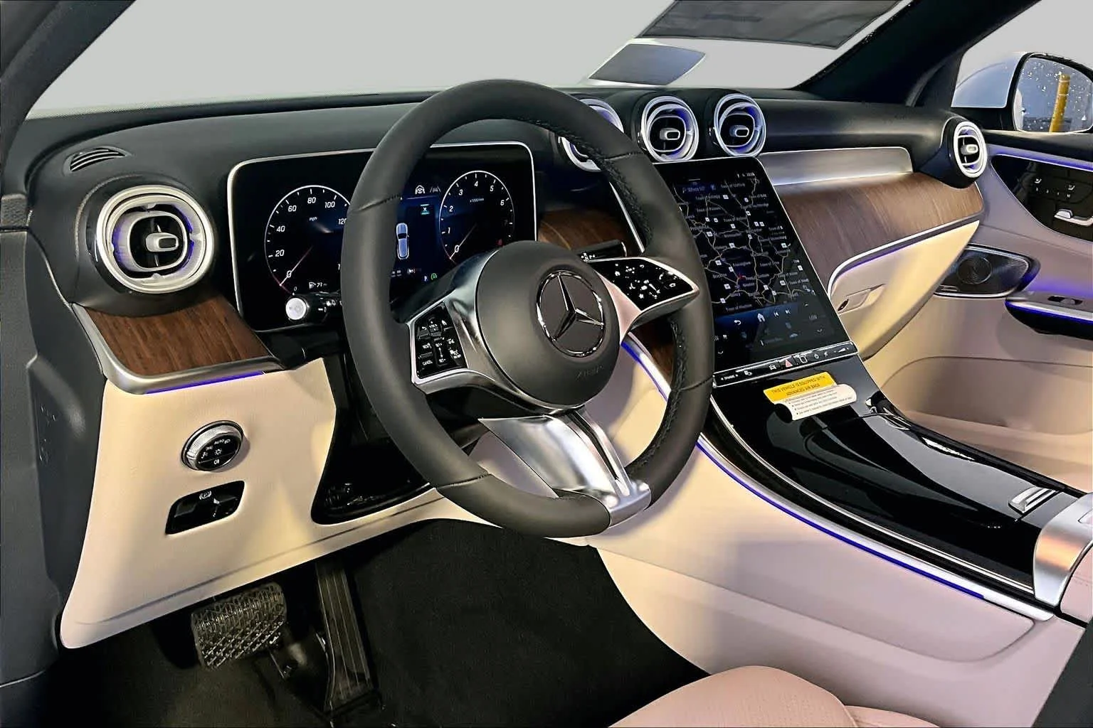 New 2026 MANUFAKTUR Moonlight White Metallic Mercedes-Benz GLC 300 image 9
