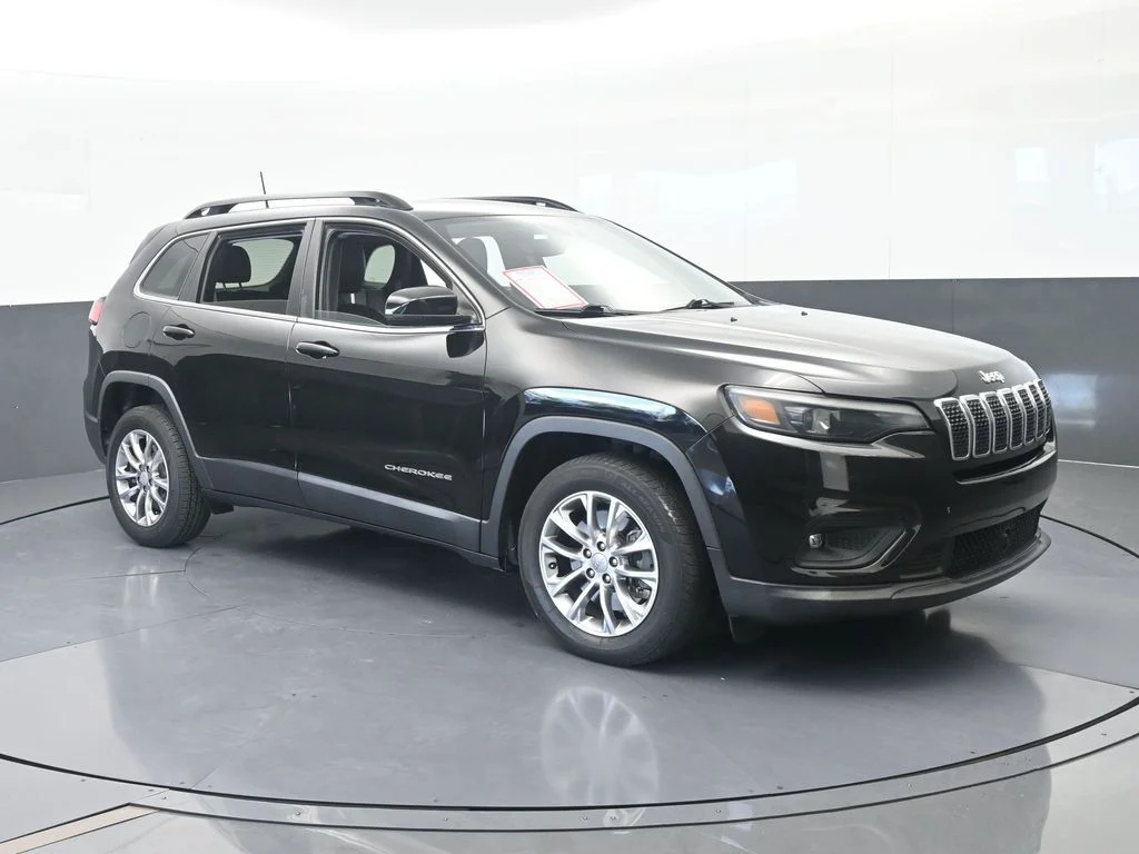 Used 2022 Diamond Black Crystal Pearlcoat Jeep Latitude Lux image 8