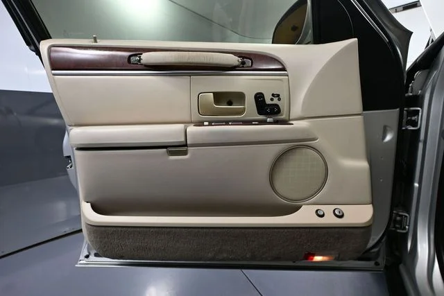 2004 Lincoln Town Car Ultimate - Photo 16