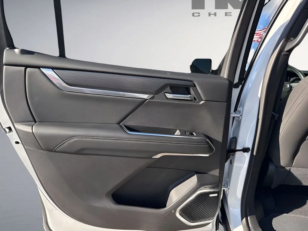 Used 2025 Summit White GMC Elevation image 29