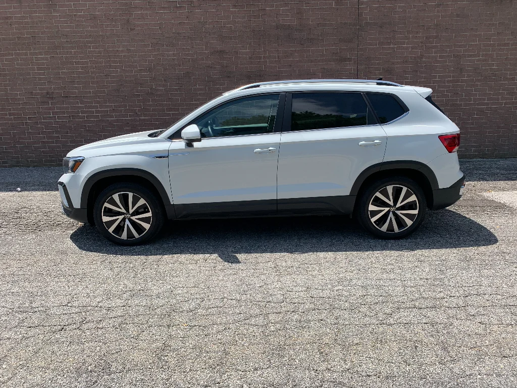 Used 2023 White Volkswagen SE image 2