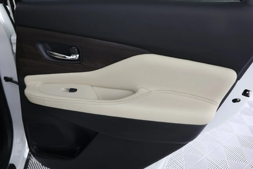Used 2023 Pearl White Nissan Platinum image 27