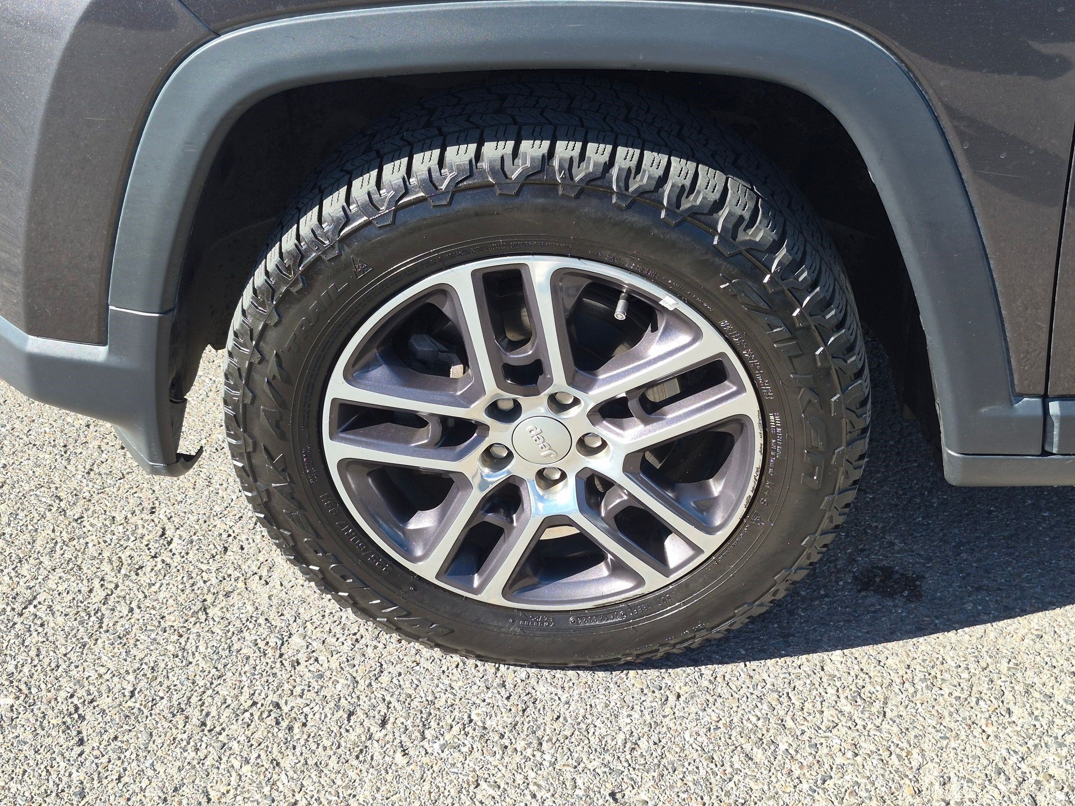Used 2018 Granite Crystal Metallic Clearcoat Jeep Latitude image 11