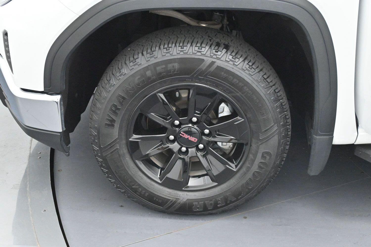 Used 2024 Summit White GMC SLE image 30