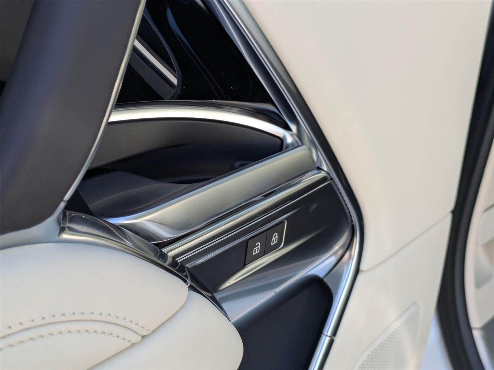 New 2026 Fuji White LAND ROVER SE 7 Seats image 13