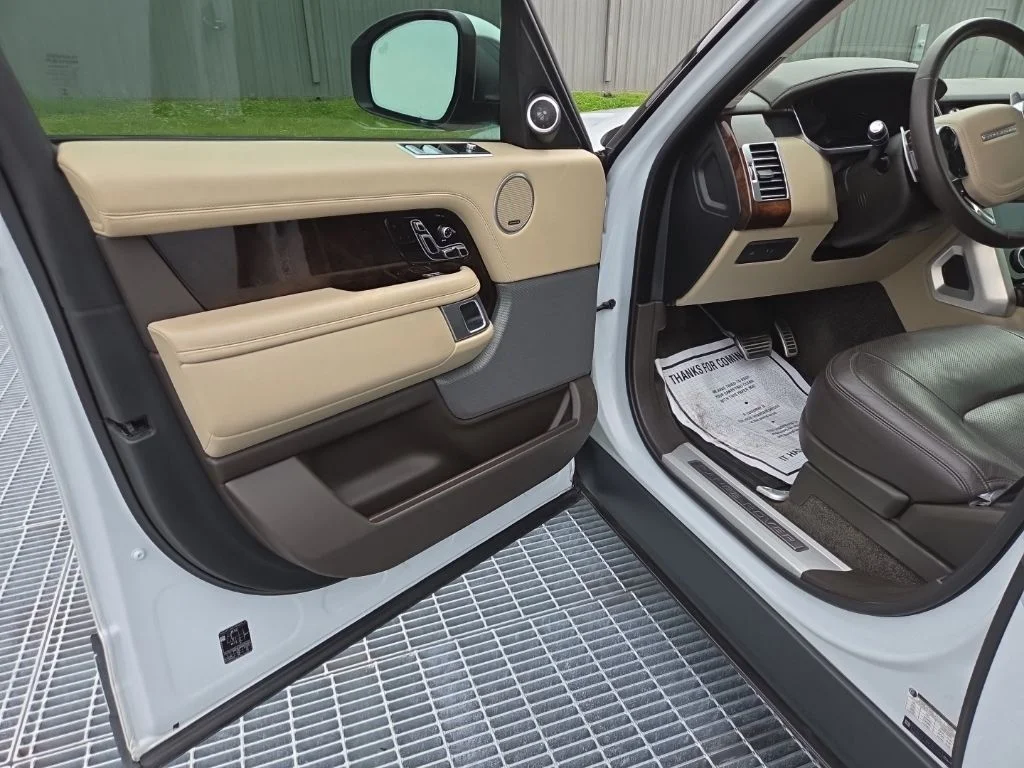 Used 2019 White Land Rover 3.0L V6 Supercharged HSE image 9