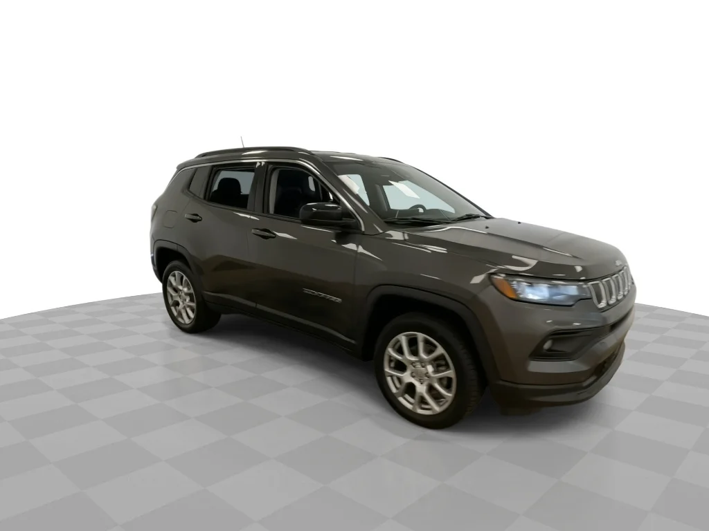 Used 2022 Granite Crystal Metallic Clear Coat Jeep Latitude Lux image 3