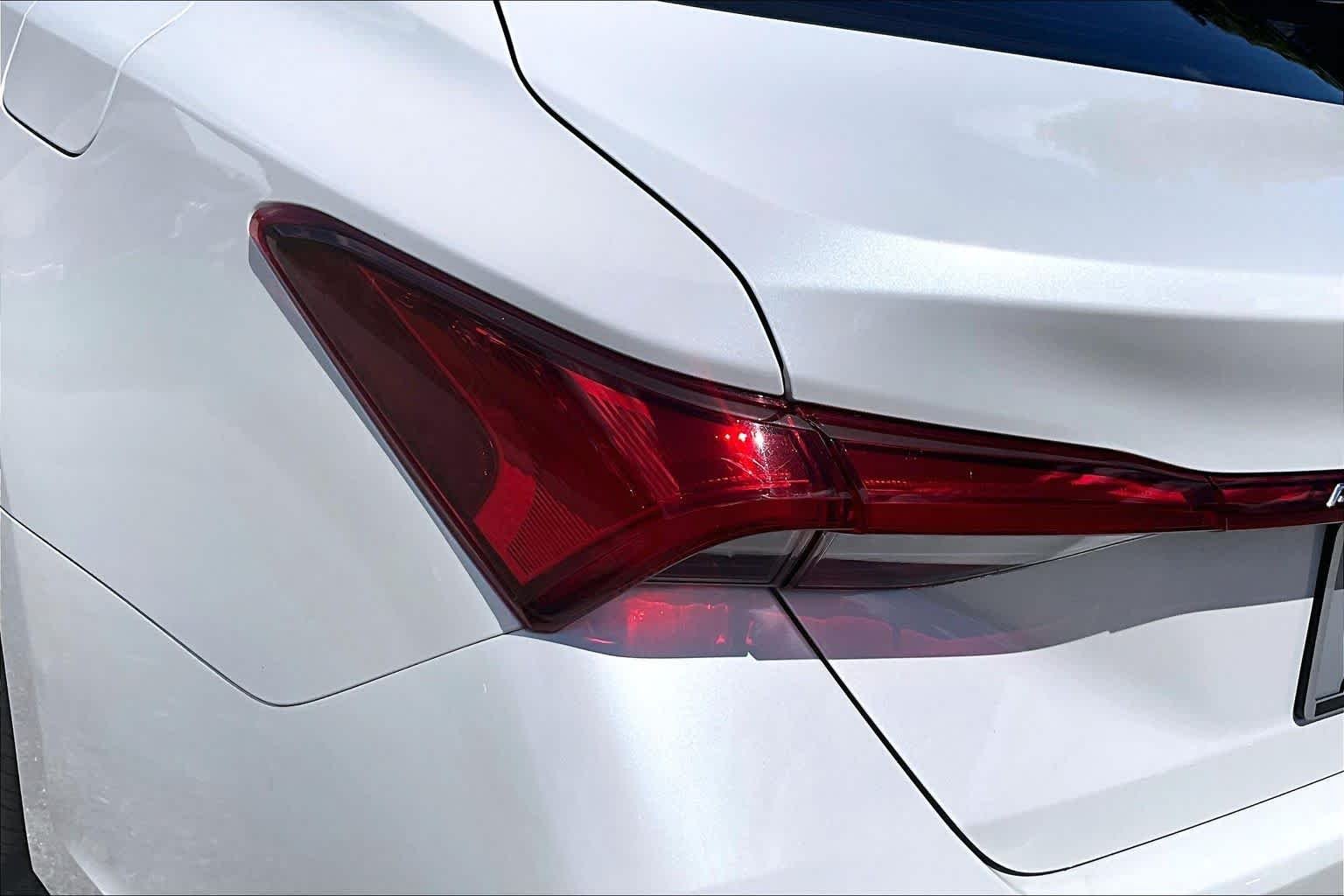 Used 2019 Wind Chill Pearl Toyota Hybrid Limited image 29