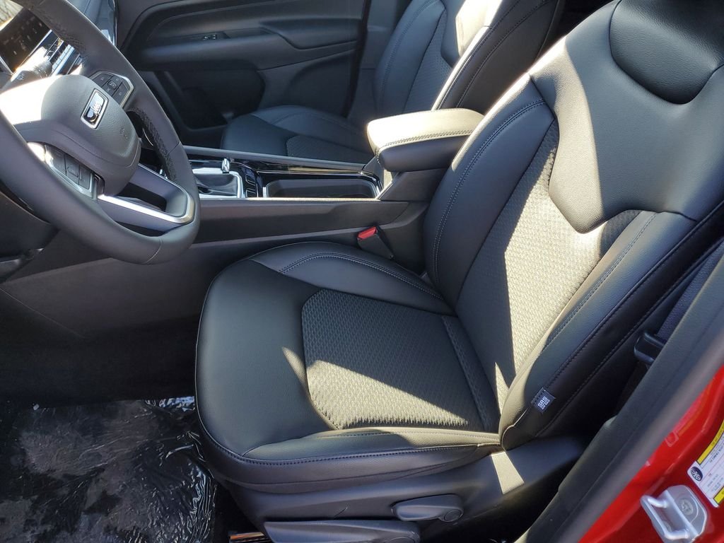 New 2026 Red Hot Pearlcoat Jeep Latitude image 16