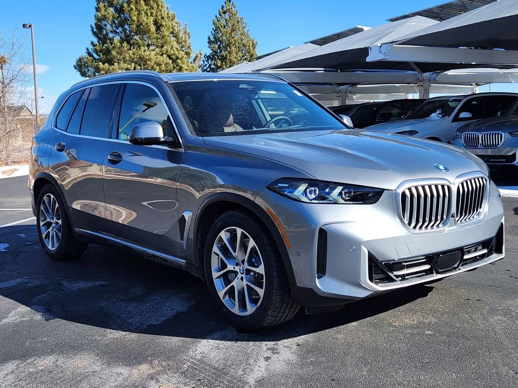 New 2026 Skyscraper Grey Metallic BMW xDrive50e image 5
