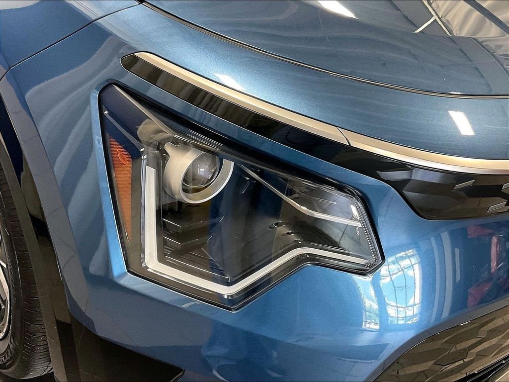 Used 2024 Blue Kia Wind image 31