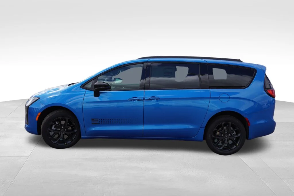 New 2027 Hydro Blue Pearl-Coat Paint Chrysler Select image 6